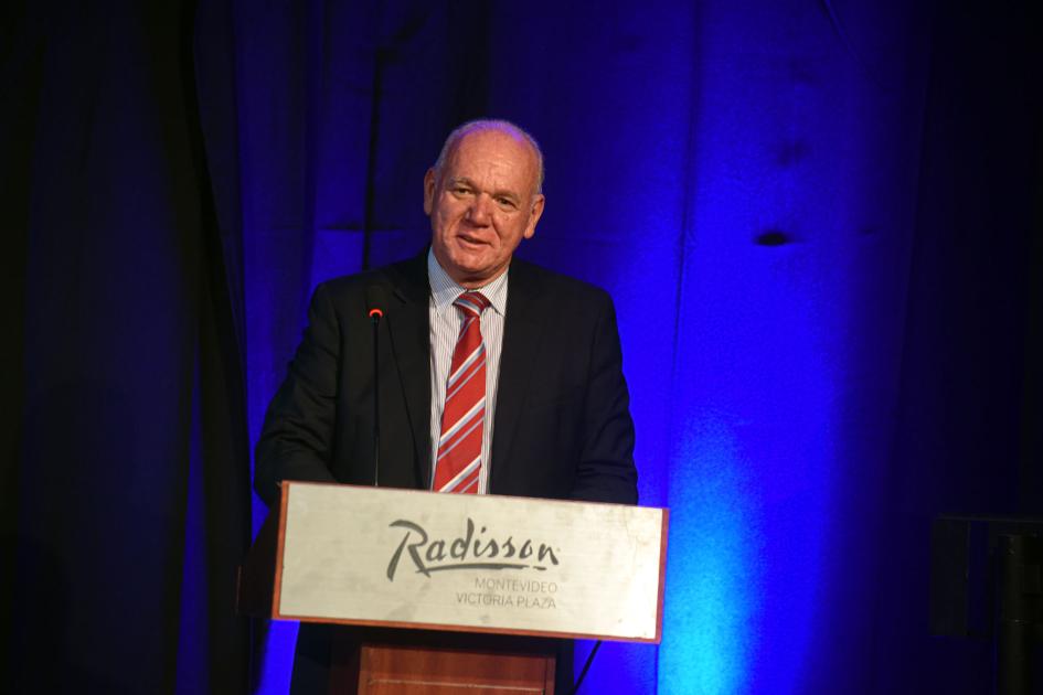 Subsecretario Walter Verri Verri habla sonríe desde un atril con el logo del Radisson