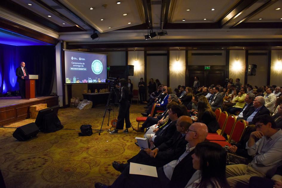 La actividad se realizó en la sala Conference del Hotel Radisson Montevideo Victoria Plaza A la izquierda, Verri, sobre el escenario; a la derecha, público