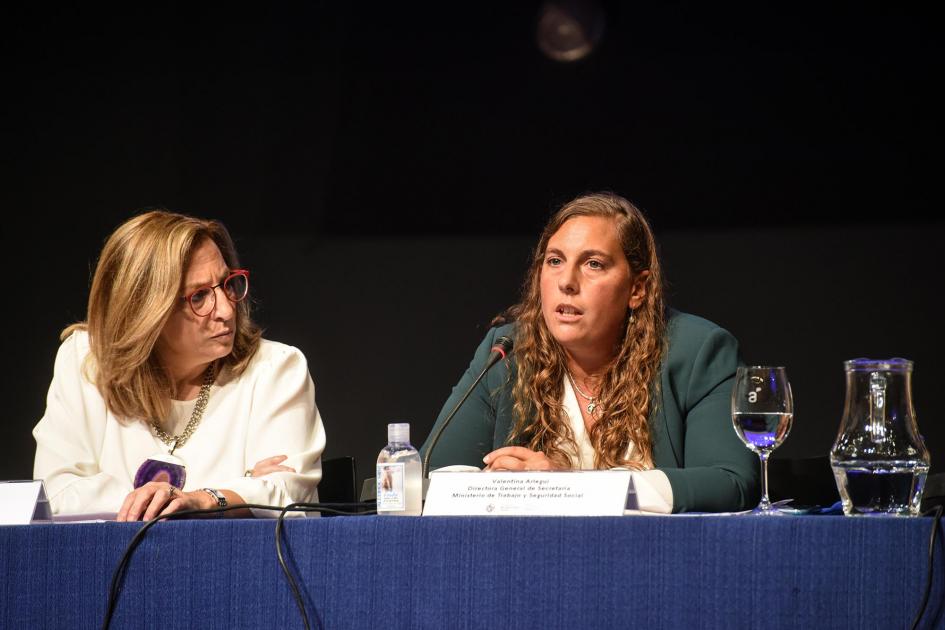 Valentina Arlegui, directora general de Secretaría del MTSS, junto a Mónica Bottero