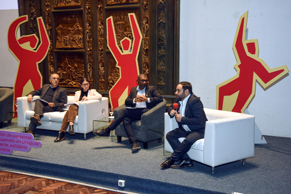 Expositores y expositoras, en sillones