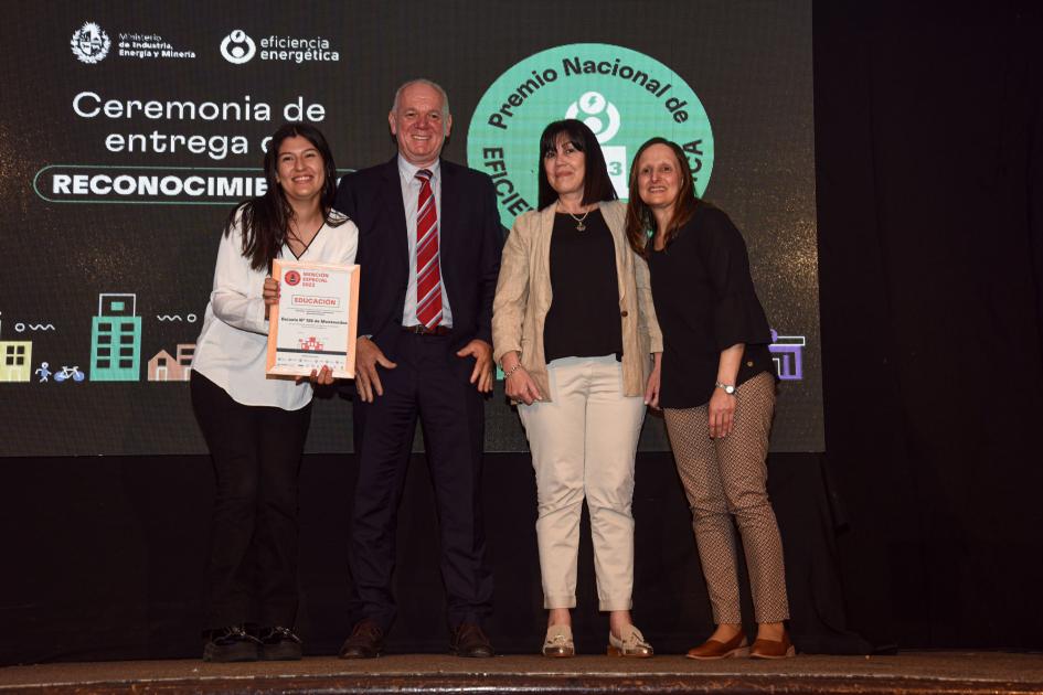 Representantes de la escuela n.º 126 de Montevideo Tres mujeres, junto a Verri; detrás, una pantalla