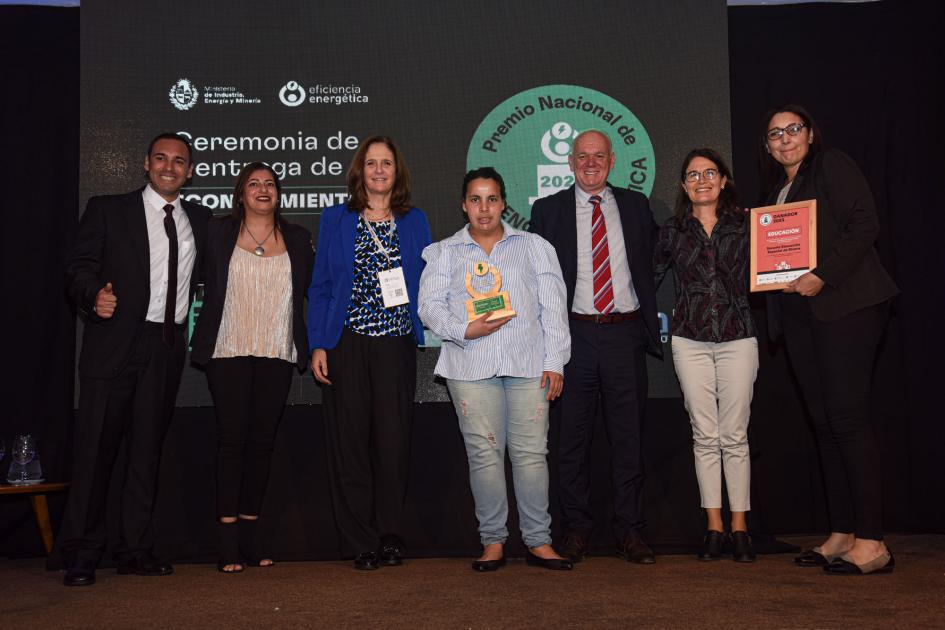 Representantes de la Escuela Educación Especial de Rivera Facio, Verri, cuatro mujeres y un hombre; detrás, una pantalla
