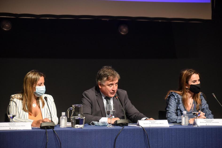 El ministro Omar Paganini hizo uso de la palabra Habla el ministro Paganini junto a Sena y Ache