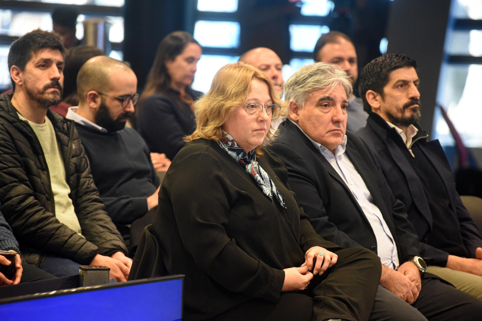 Autoridades en primera fila, entre el público, sentado