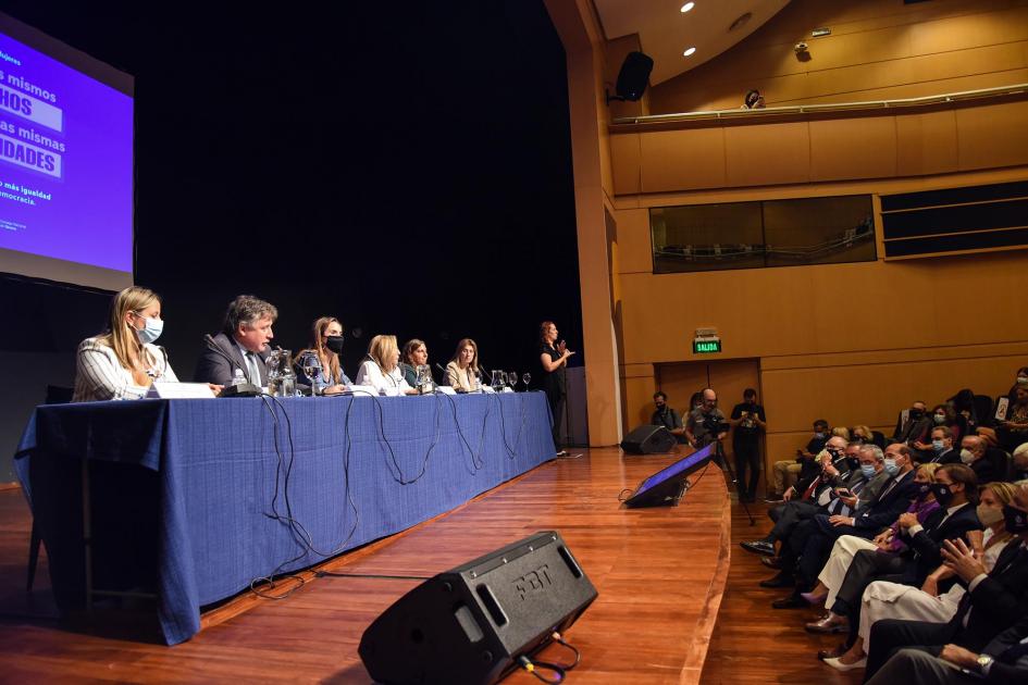 Evento central por el Día internacional de la Mujer Ministro Paganini, junto al resto del panel y el presidente de la república observando.