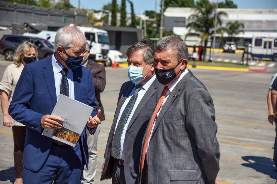 Omar Paganini junto a Juan Salgado y otro hombre en el estacionamiento de la planta Añón