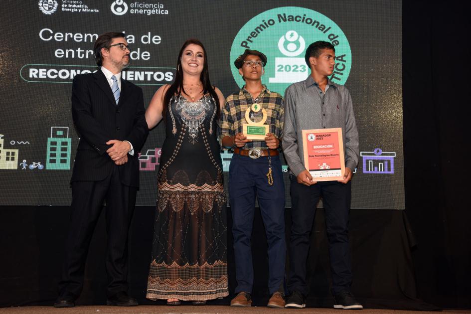 Representantes del Polo Tecnológico Rivera Una mujer, un hombre y dos adolescentes varones que sostienen la placa y el premio