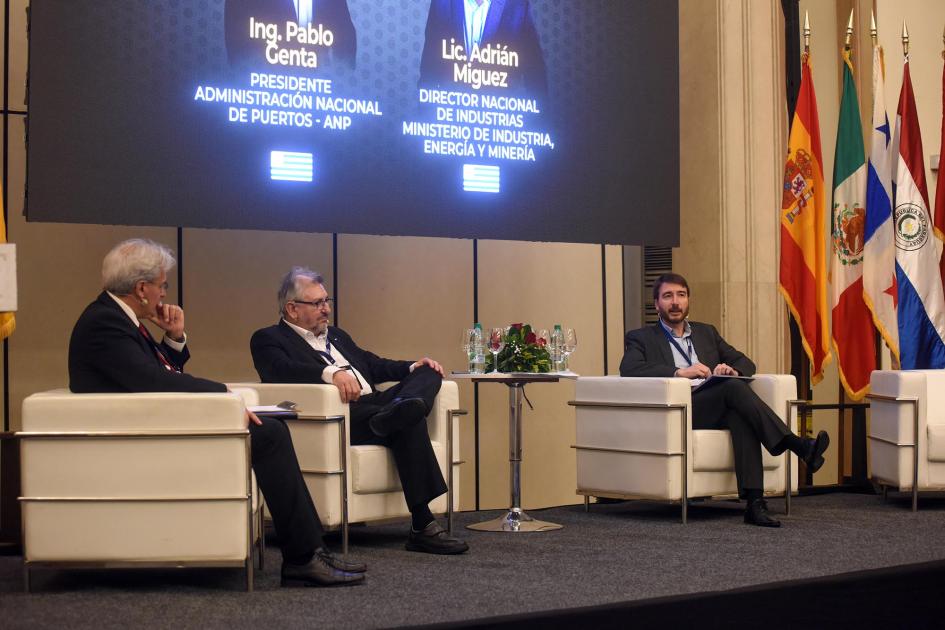 Adrián Míguez y el presidente de la Administración Nacional de Puertos, Pablo Genta. Director Adrián Míguez junto a Pablo Genta, presidente de la Administración Nacional de Puertos.
