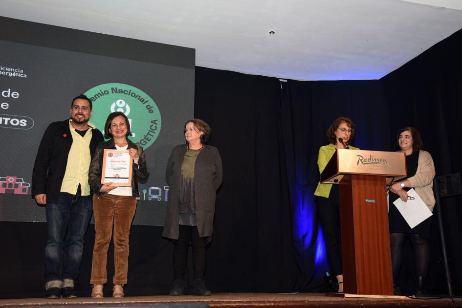 Representantes de Auditorías Energéticas-Licenciatura en Diseño Integrado de FADU (UdelaR) Cuatro mujeres (dos de ellas, tras un atril) y un hombre