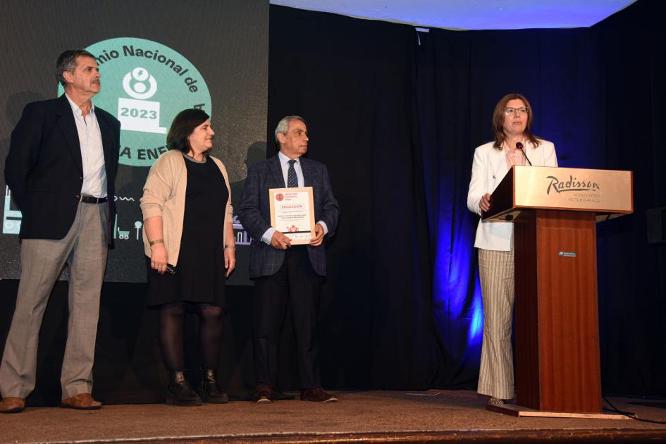 Representantes del Centro de Producción más Limpia de la Universidad de Montevideo Dos mujeres (una de ellas, en un atril) y dos hombres (uno sostiene la placa)