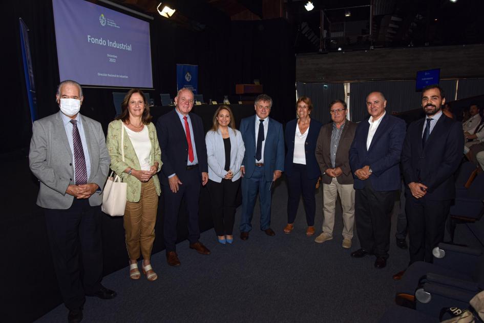 Autoridades del MIEM, el LATU y la CIU Autoridades del MIEM, el LATU y la CIU posan en foto grupal; detrás hay una pantalla del fondo