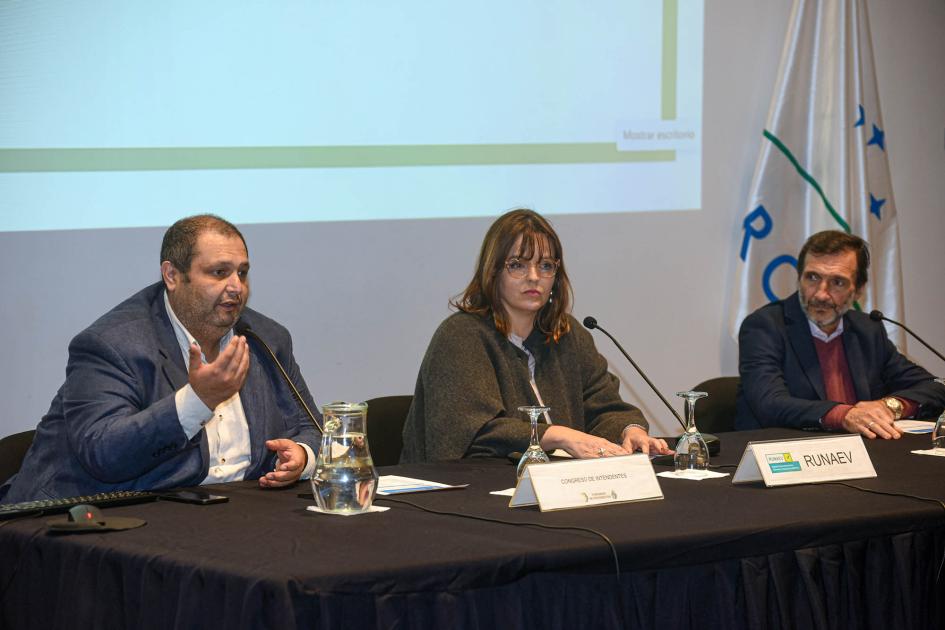 Mesa con autoridades: Miguel Venturiello, Antonella Goyeneche y Wilson Aparicio Ezquerra Mesa con autoridades: Wilson Aparicio Ezquerra, Antonella Goyeneche y Miguel Venturiello.