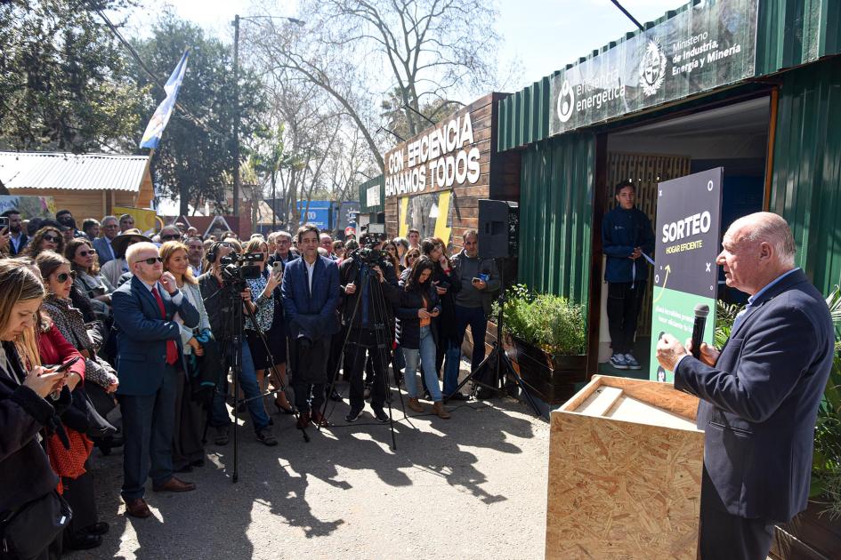 Inauguración del stand de Eficiencia Energética Verri habla desde un atril ante el público, frente al stand de Eficiencia Energética