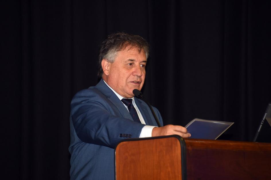 Ministro Omar Paganini Ministro Omar Paganini habla desde un atril