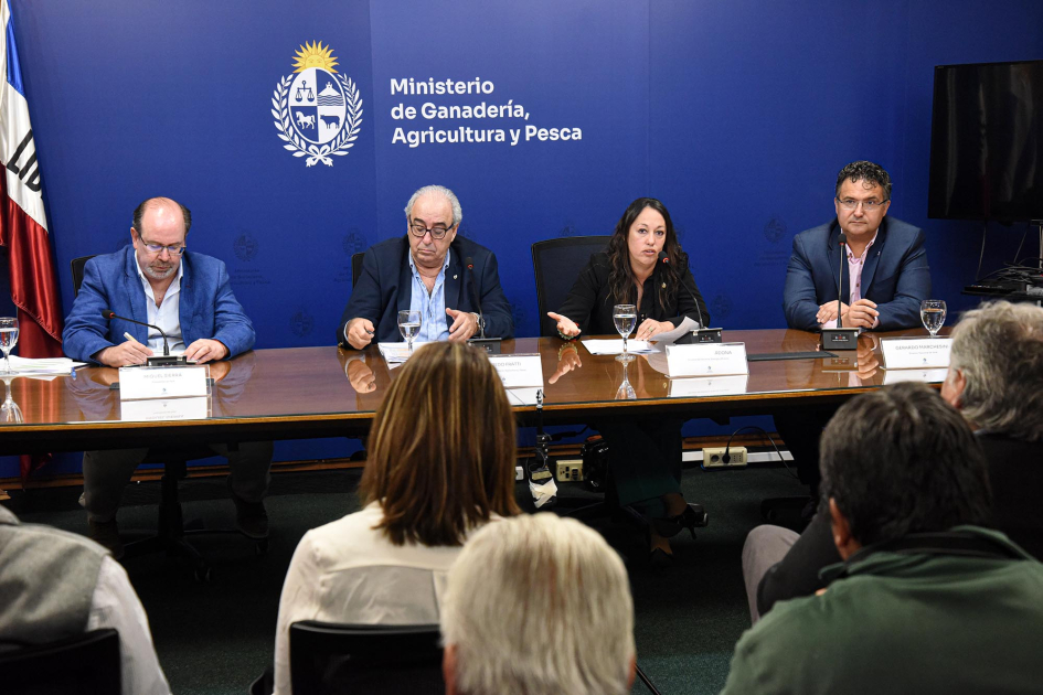 Autoridades en mesa y público sentado