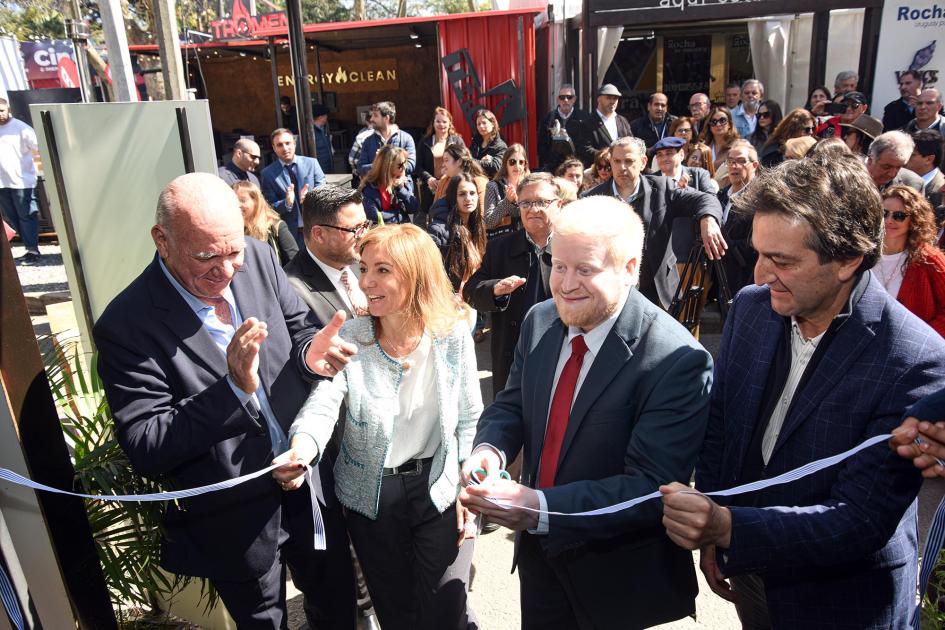 Corte de cinta de stand de Eficiencia Energética Autoridades cortan cintas
