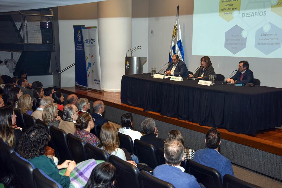 Mesa de autoridades y público sentado Mesa de autoridades y público sentado
