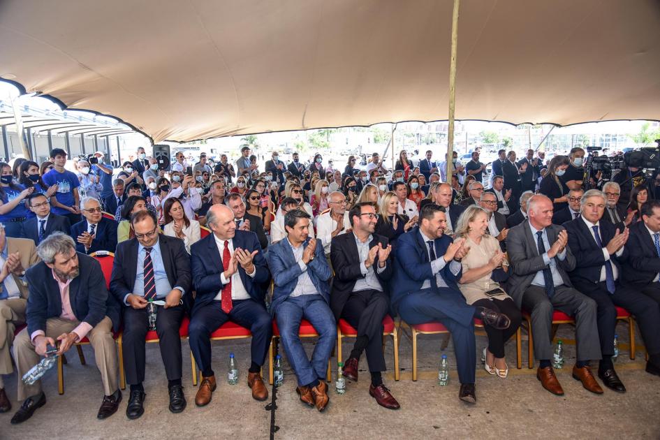 Público Público dentro de una carpa armada para el evento