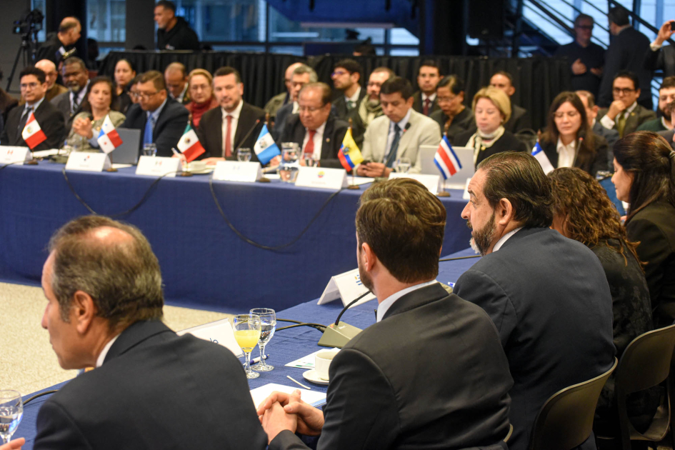 VIII Reunión Ministerial de Energía Personas sentadas en mesas que forman ángulo