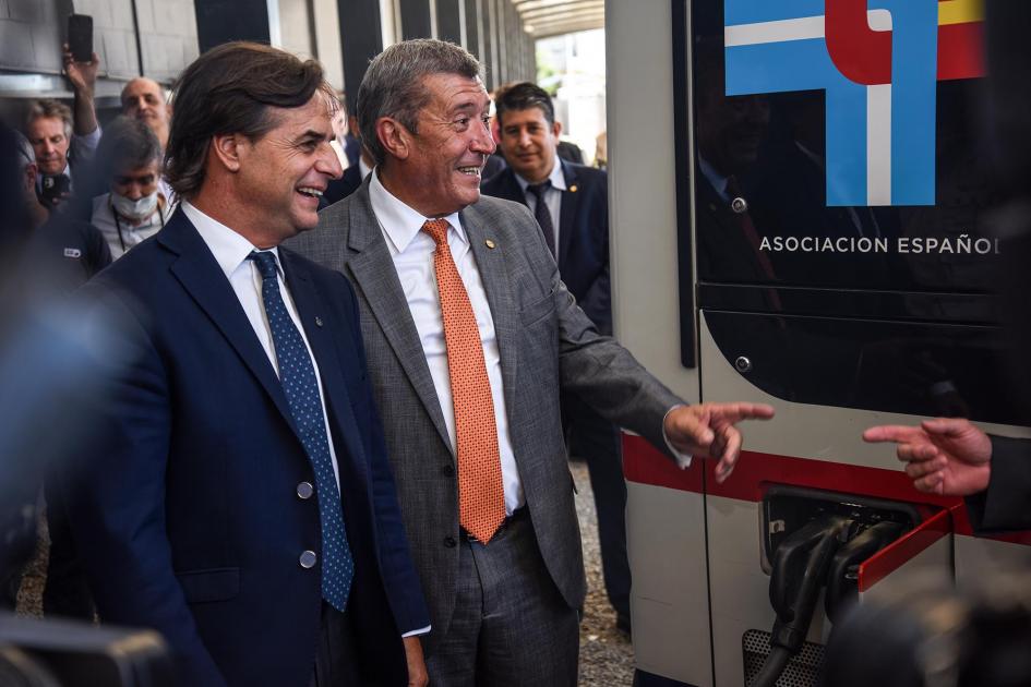 Presidente Lacalle Pou observa un ómnibus eléctrico junto a Juan Salgado