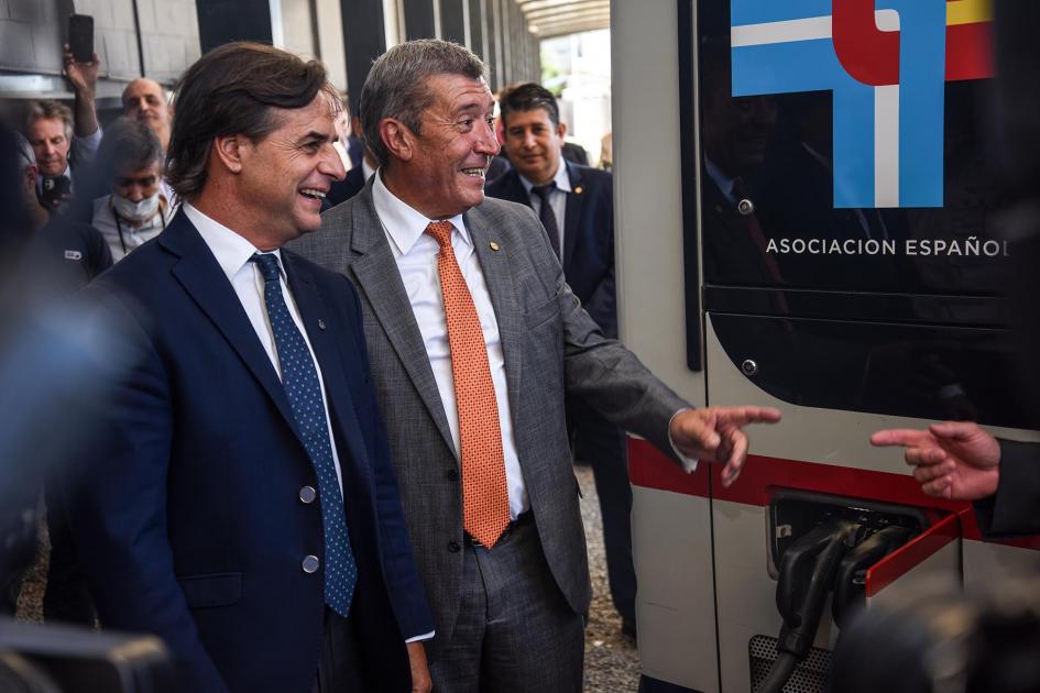 Presidente de la República, Luis Lacalle Pou, y presidente de Cutcsa, Juan Salgado Presidente Lacalle Pou observa un ómnibus eléctrico junto a Juan Salgado