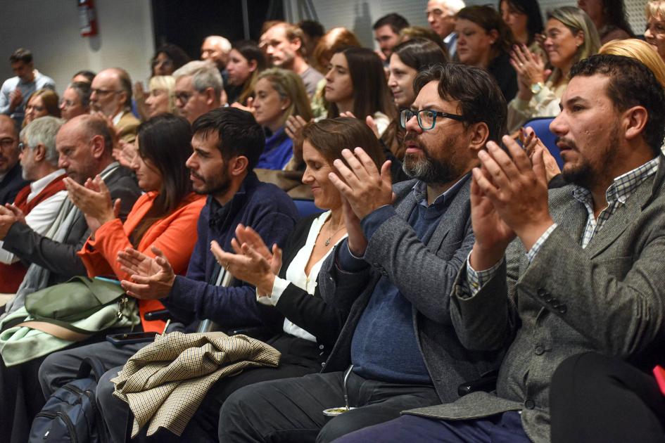 Público Público entre el que se ve al intendente Mauricio Zunino aplaudiendo