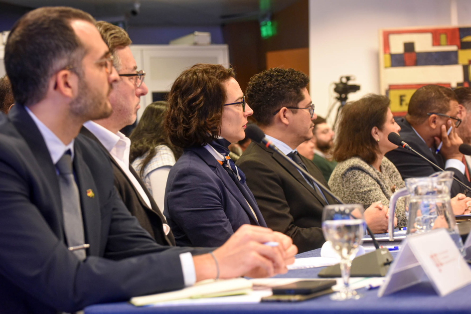 VIII Reunión Ministerial de Energía Personas sentadas en una mesa