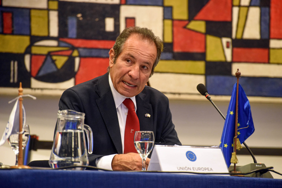 Petros Mavromichalis, embajador de la Unión Europea en Uruguay Mavromichalis habla; detrás, mural