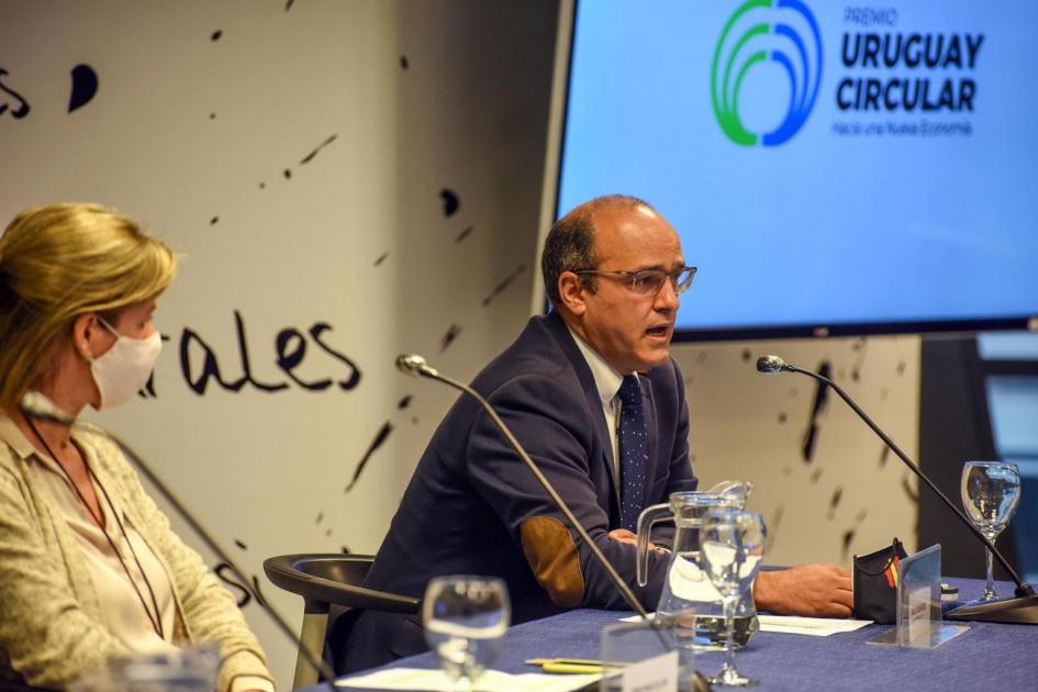 Manuel Albaladejo, representante de ONUDI en la región, en la mesa de autoridades del Premio Uruguay Circular 2020