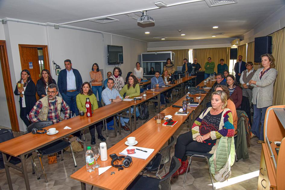 Mesa de trabajo Participantes alrededor de la mesa de trabajo