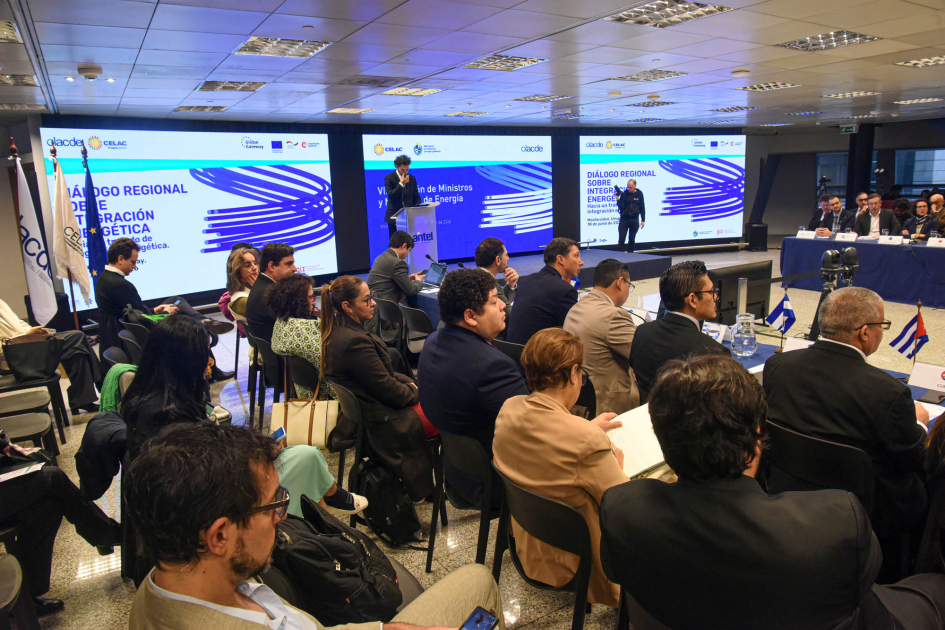 VIII Reunión Ministerial de Energía Personas sentadas en filas de asientos; al fondo, ventanal