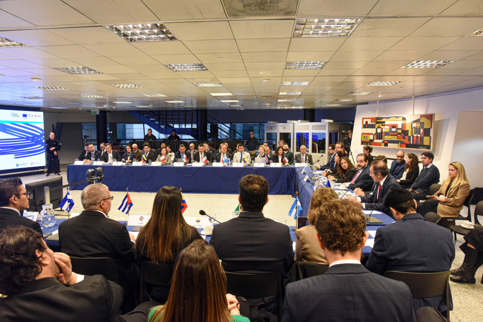 VIII Reunión Ministerial de Energía Personas sentadas en mesas en forma de "u"
