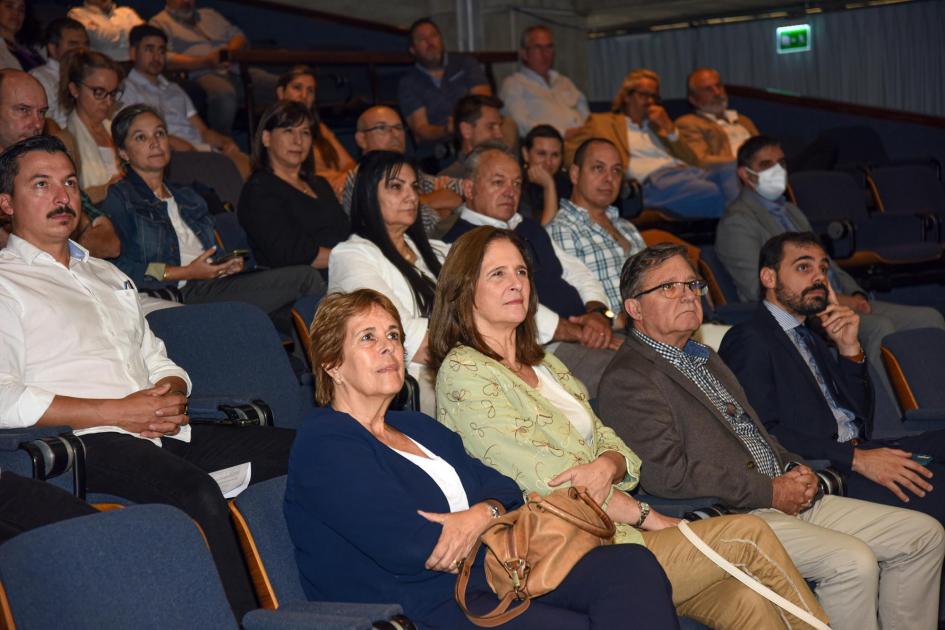 Público; en primera fila, autoridades del MIEM Público; en primera fila, autoridades del MIEM