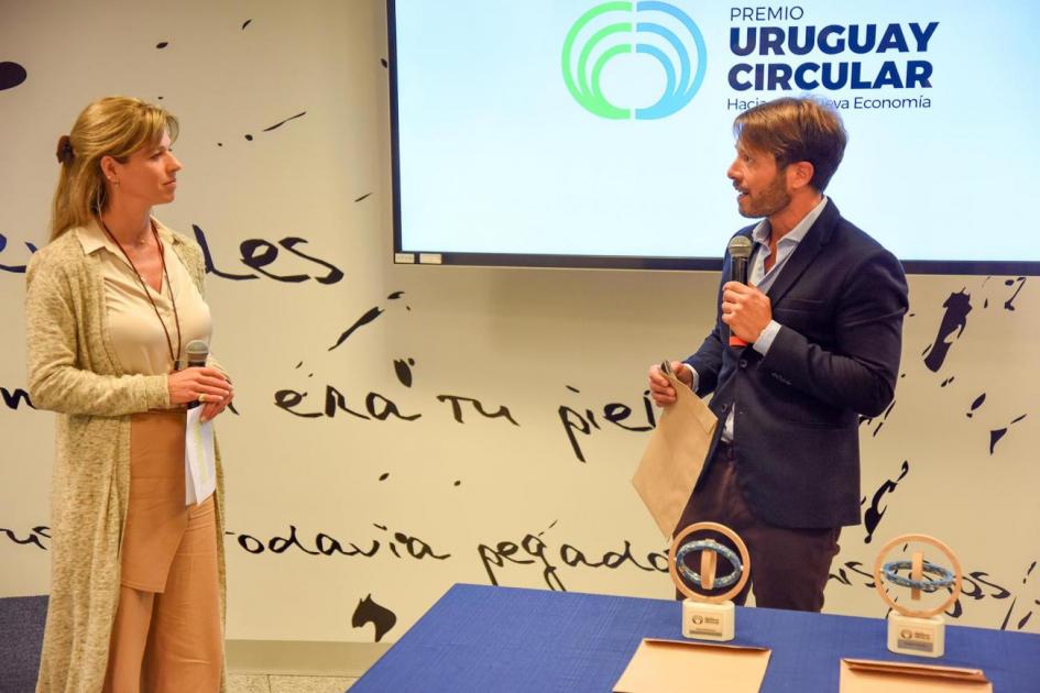 Lorena Ponce de León, impulsora de Sembrando, entrega una mención del Premio Uruguay Circular a Servicios Ya