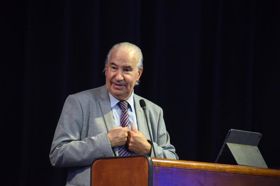 Presidente del LATU, Ruperto Long Ruperto Long habla desde un atril