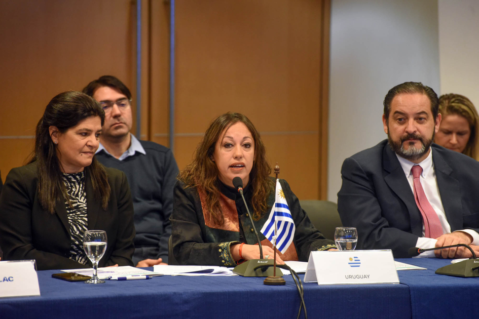 Ministra Fernanda Cardona, directora Arianna Spinelli y director ejecutivo Andrés Rebolledo Spinelli, Cardona y Rebolledo, sentados; habla Cardona