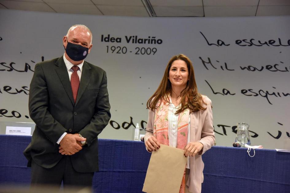 Walter Verri, subsecretario del MIEM, entrega una mención de Premio Uruguay Circular a Plan Recambio de Multiahorro Hogar