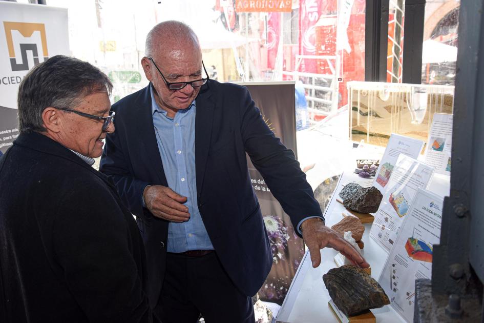 Piedras semipreciosas en el stand del MIEM Verri y Pugliesi observan piedras semipreciosas