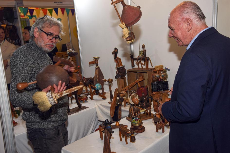 El ministro interino Walter Verri de recorrida en el stand de Artesanía Uruguay El ministro interino Walter Verri de recorrida en el stand de Artesanía Uruguay