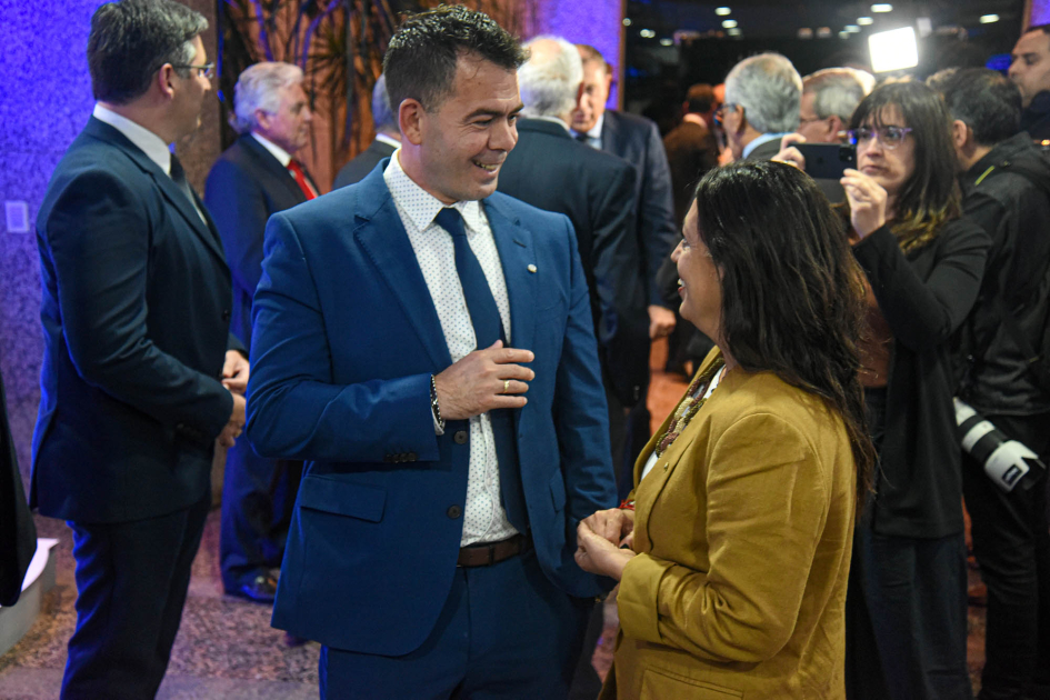 Cardona y García dialogan, de pie