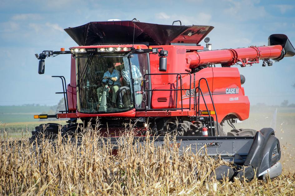 Tractor conducido por Lacalle Pou junto a otra persona