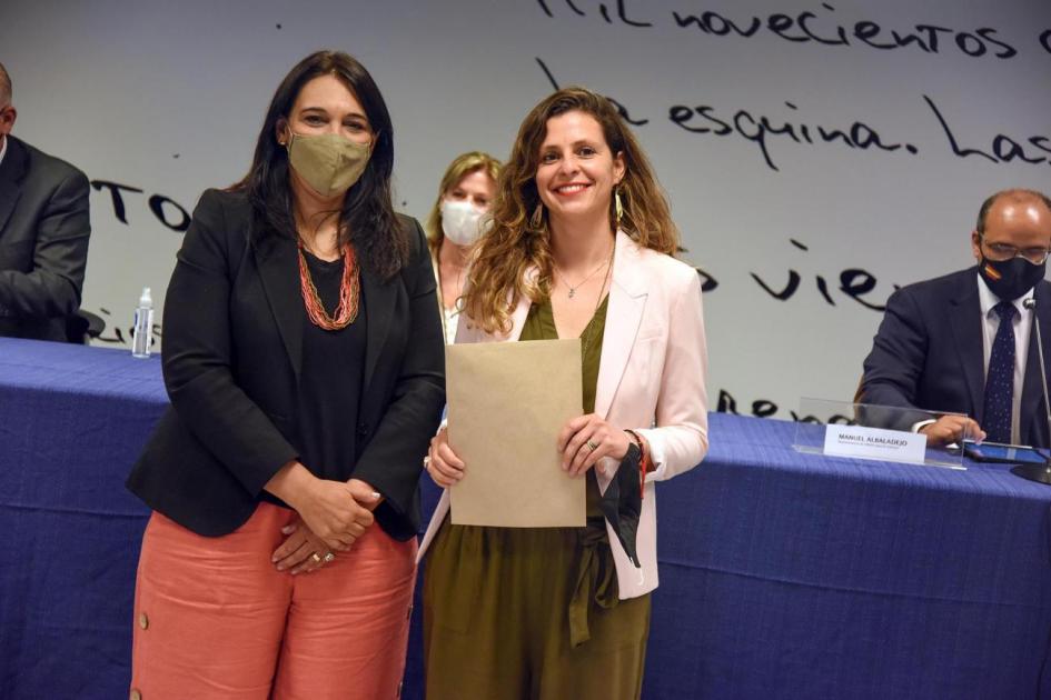 Carmen Sánchez, presidenta de ANDE, entrega mención del Premio Uruguay Circular a Abito