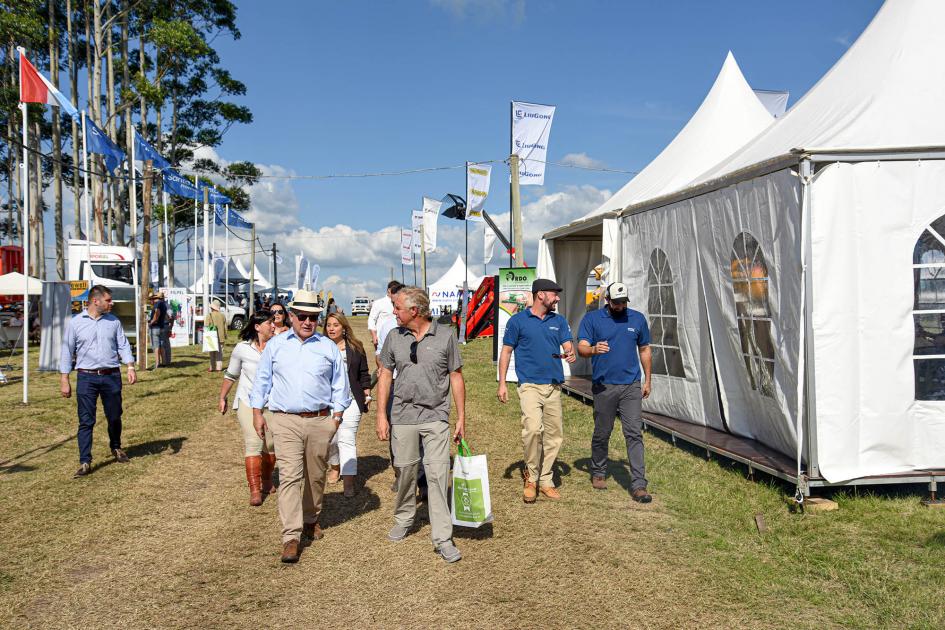 Ministro Paganini y otras personas caminan por la Expo Activa 2022