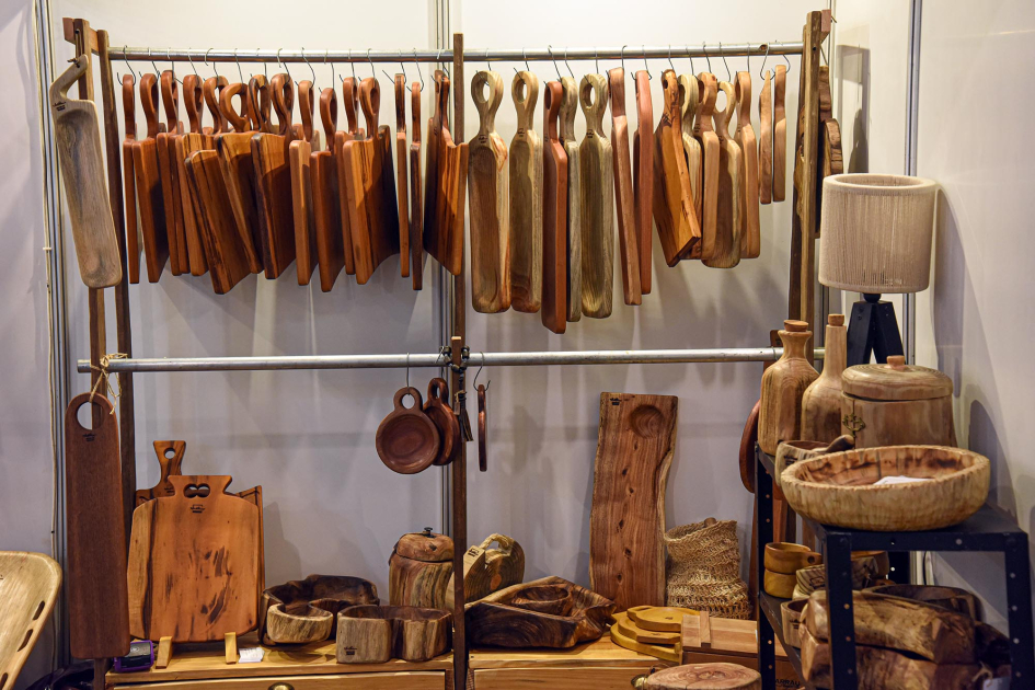 Productos artesanales realizados en madera, en distintos niveles