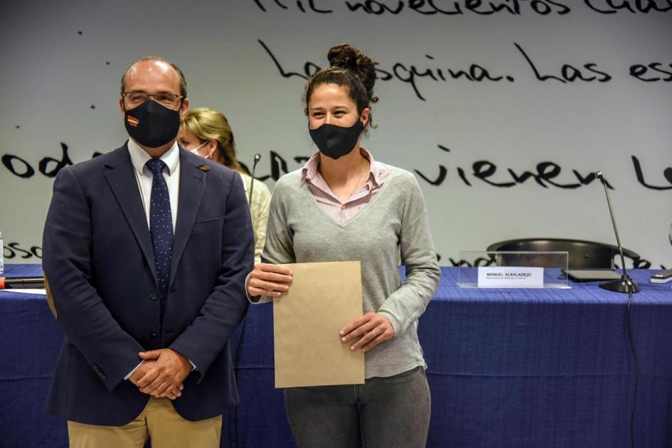 Manuel Albaladejo, representante de ONUDI en la región, entrega mención del Premio Uruguay Circular a Juntando Yerba (Liceo de Pan de Azúcar)