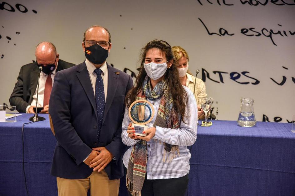 Manuel Albaladejo, representante de ONUDI en la región, entrega Premio Uruguay Circular a Ánima Clasifica