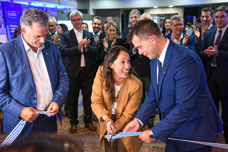 Cardona corta cinta de muestra de CIU junto a Orsi y García