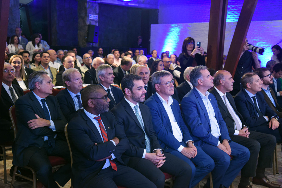 Público, sentado; autoridades en primera fila