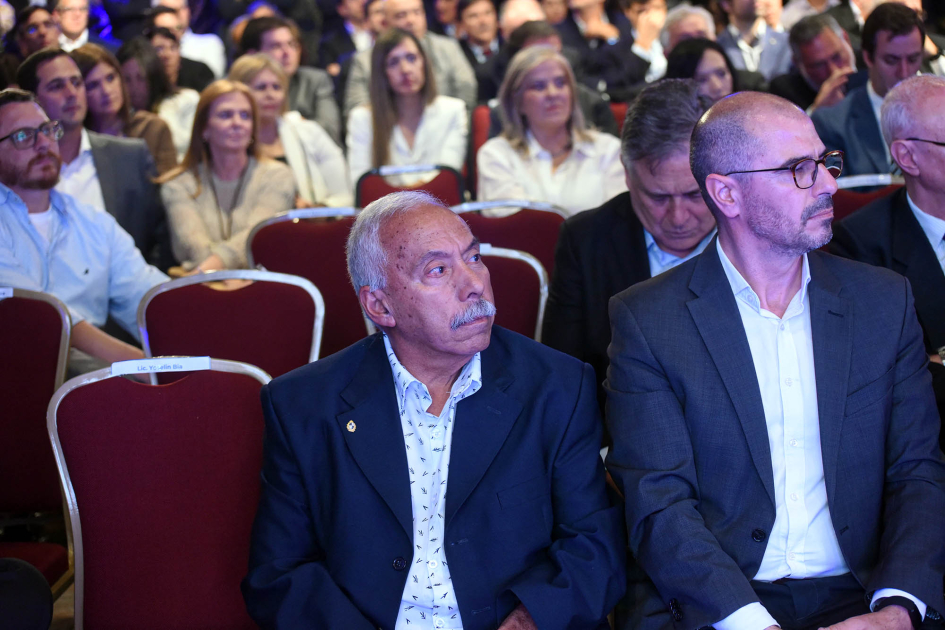 Inzaurralde, sentado junto a otro hombre