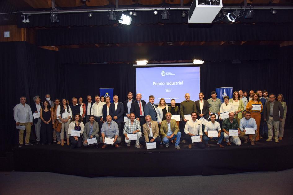 Todos los ganadores muestran sus certificados junto a las autoridades y equipo técnico del MIEM Gran foto grupal con todos los ganadores del fondo, autoridades y equipo del MIEM